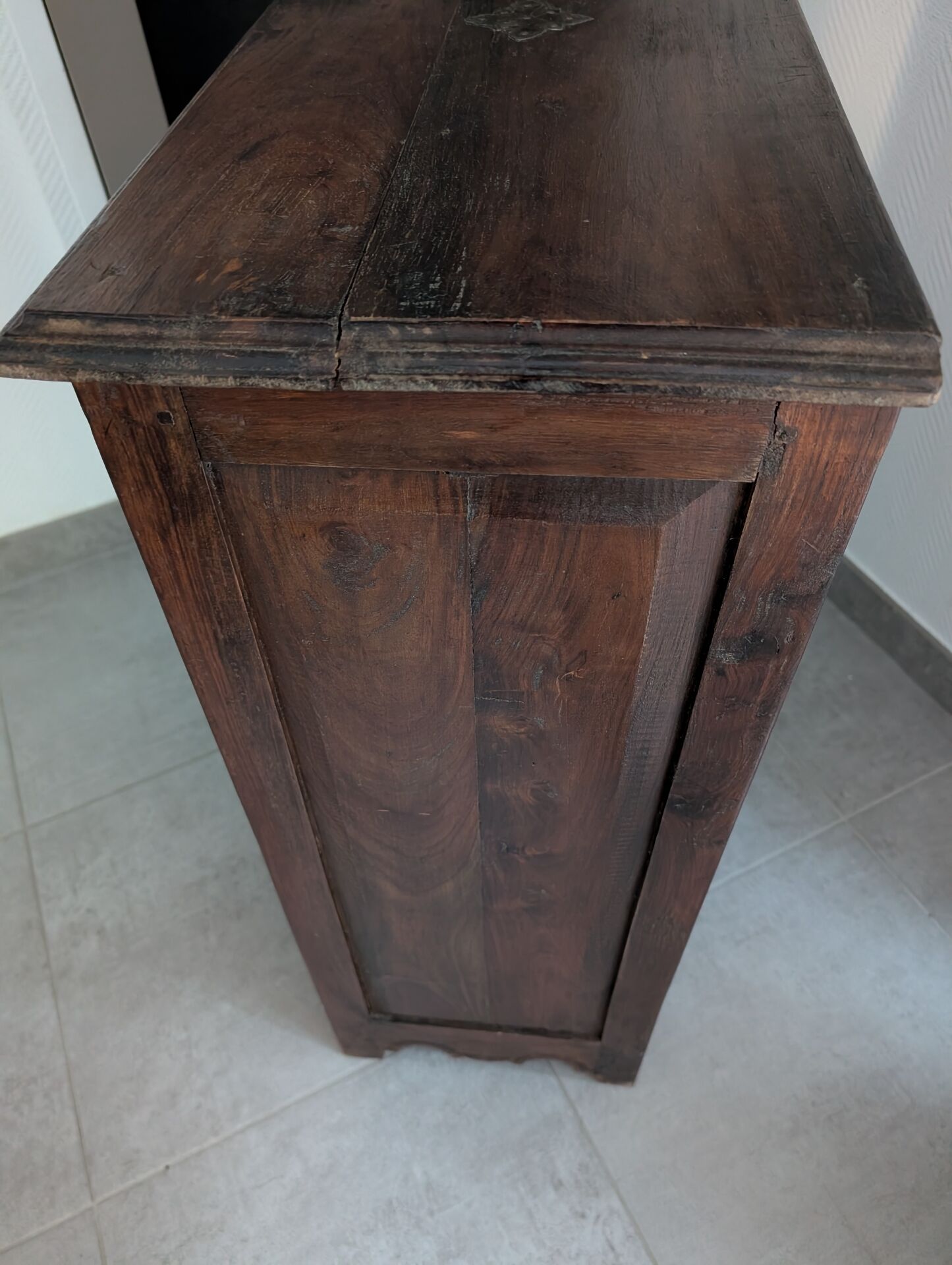 Colonial style solid wood accent furniture