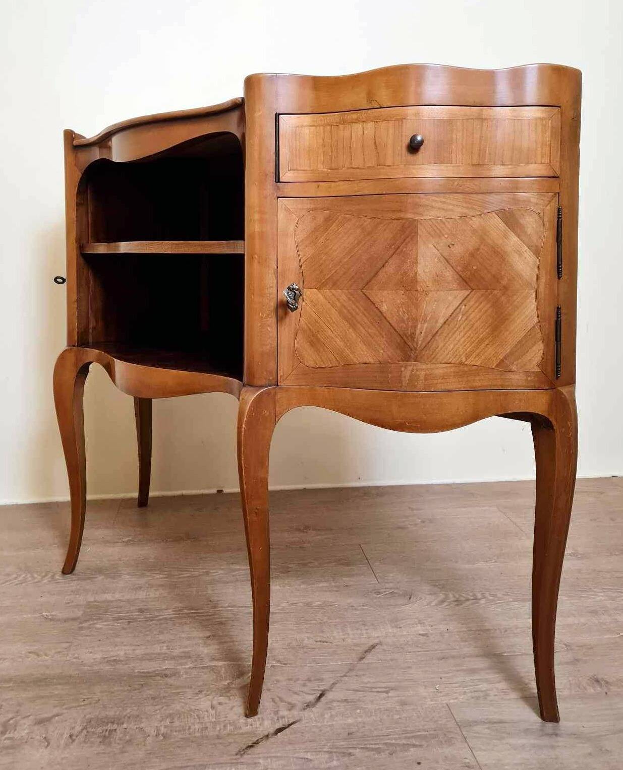 console serving model similar to the so-called “snack” table models