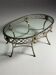 Table basse de style Empire en métal avec plateau en verre