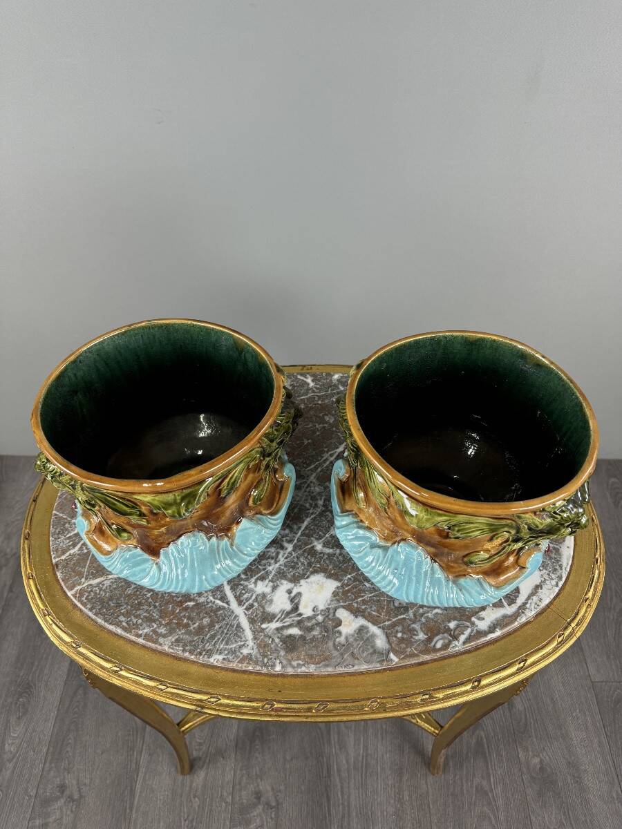 Paire de cache-pots en barbotine à décor de mascarons, XIXe siècle