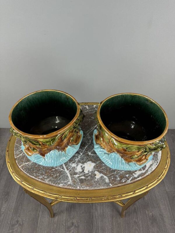Paire de cache-pots en barbotine à décor de mascarons, XIXe siècle