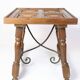 Table d'appoint en bois foncé avec pieds tournés et supports métalliques des années 1930