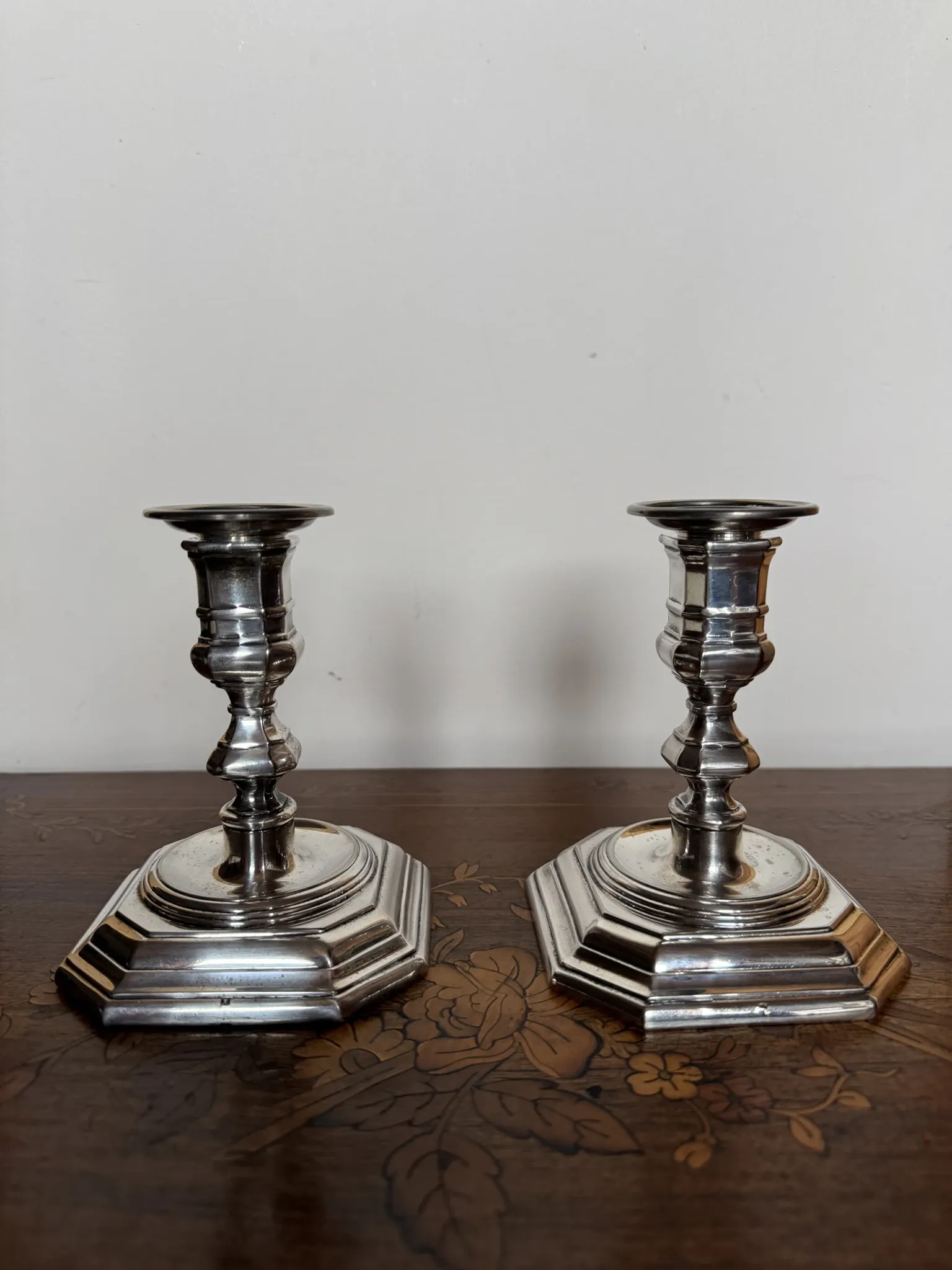 Paire de bougeoirs de style Louis XV