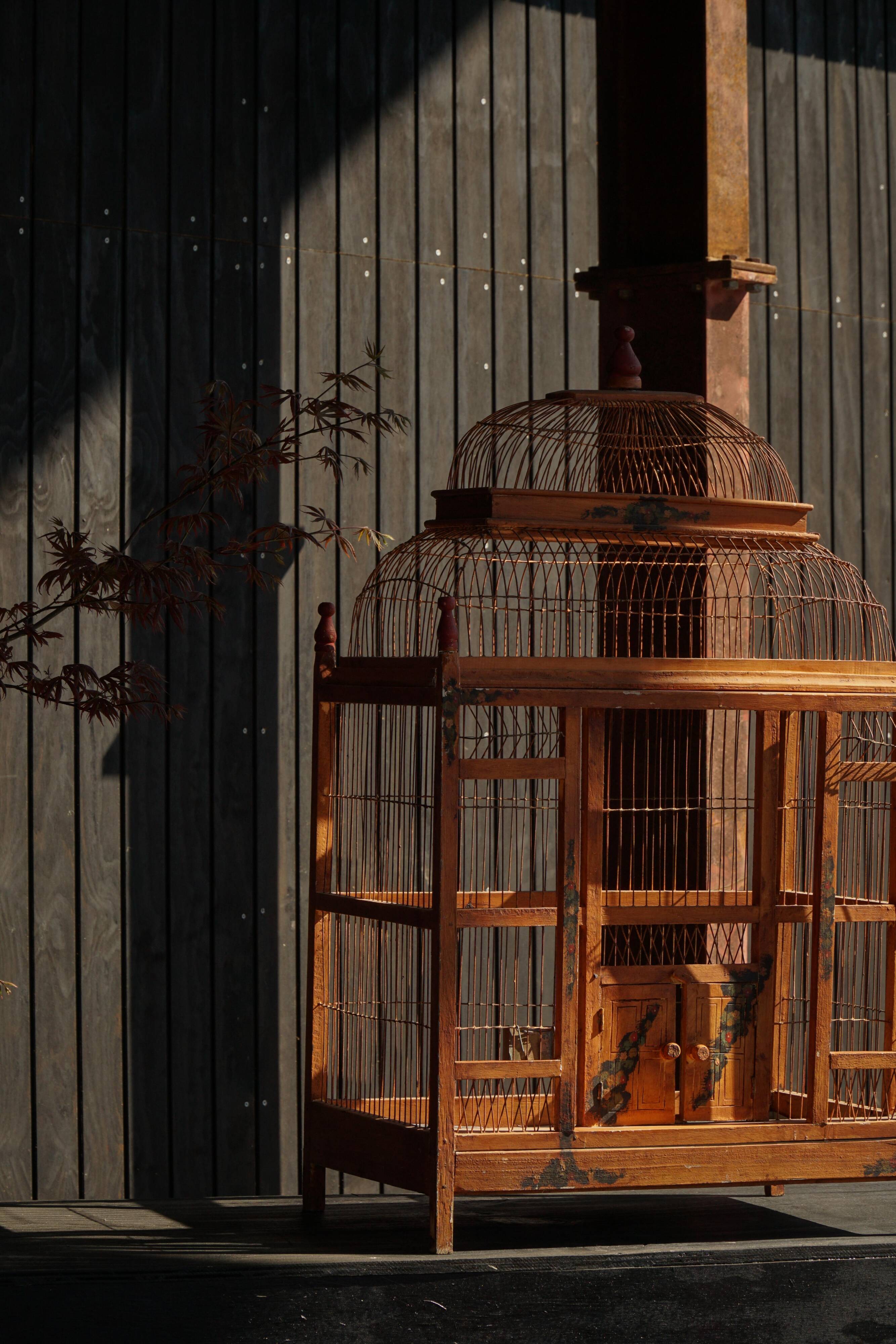 Cage à oiseaux décorative en bois peint chinois, début du 20e siècle, années 1930