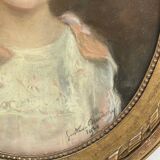 Pastel de jeune fille à la robe rose daté 1921