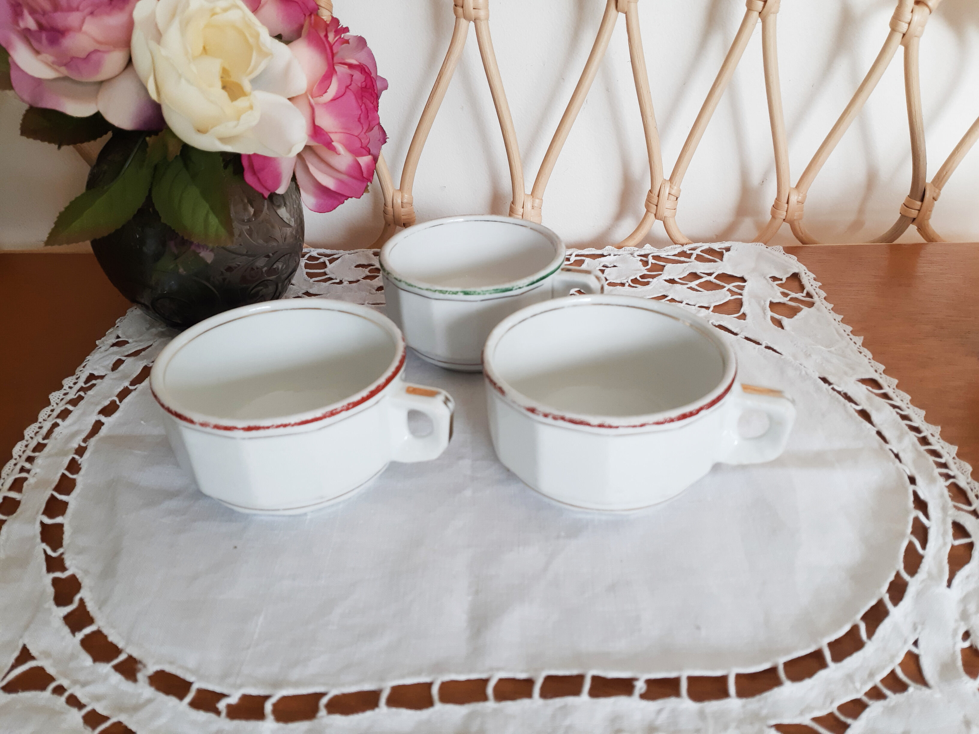 White and gold bistro chocolate cups