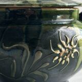Pot à condiment en céramique verte, décoré de motifs floraux.