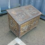 Coffre à bois en cuivre repoussé ancien