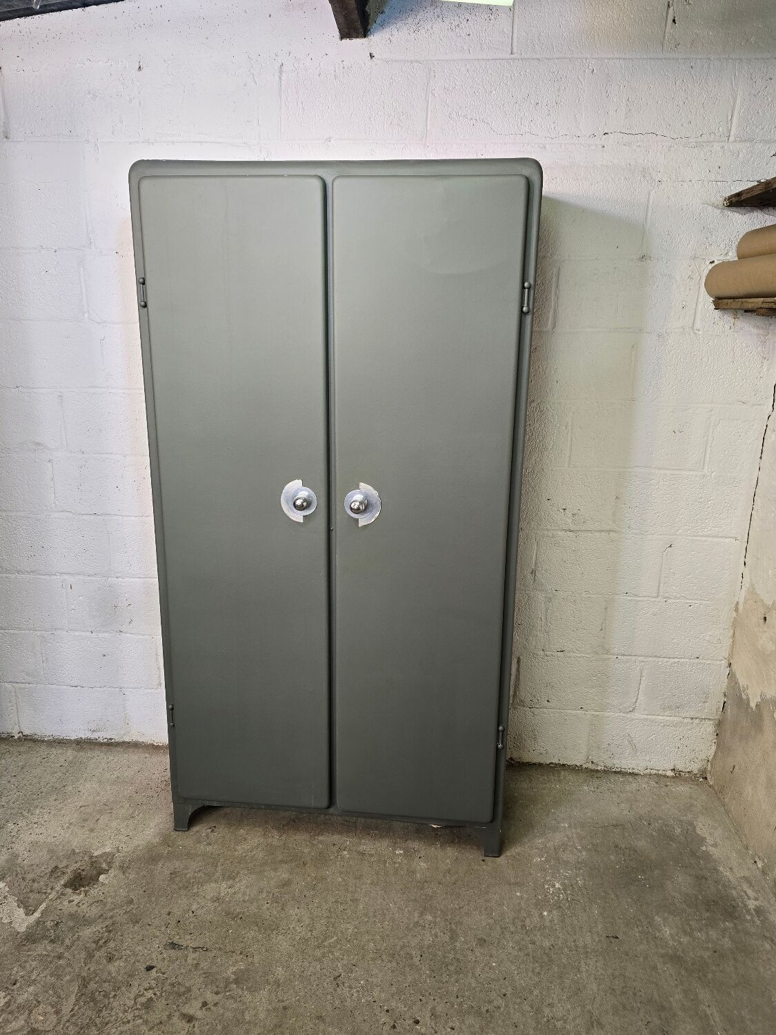 Armoire métallique de cuisine aux bords arrondis 1950