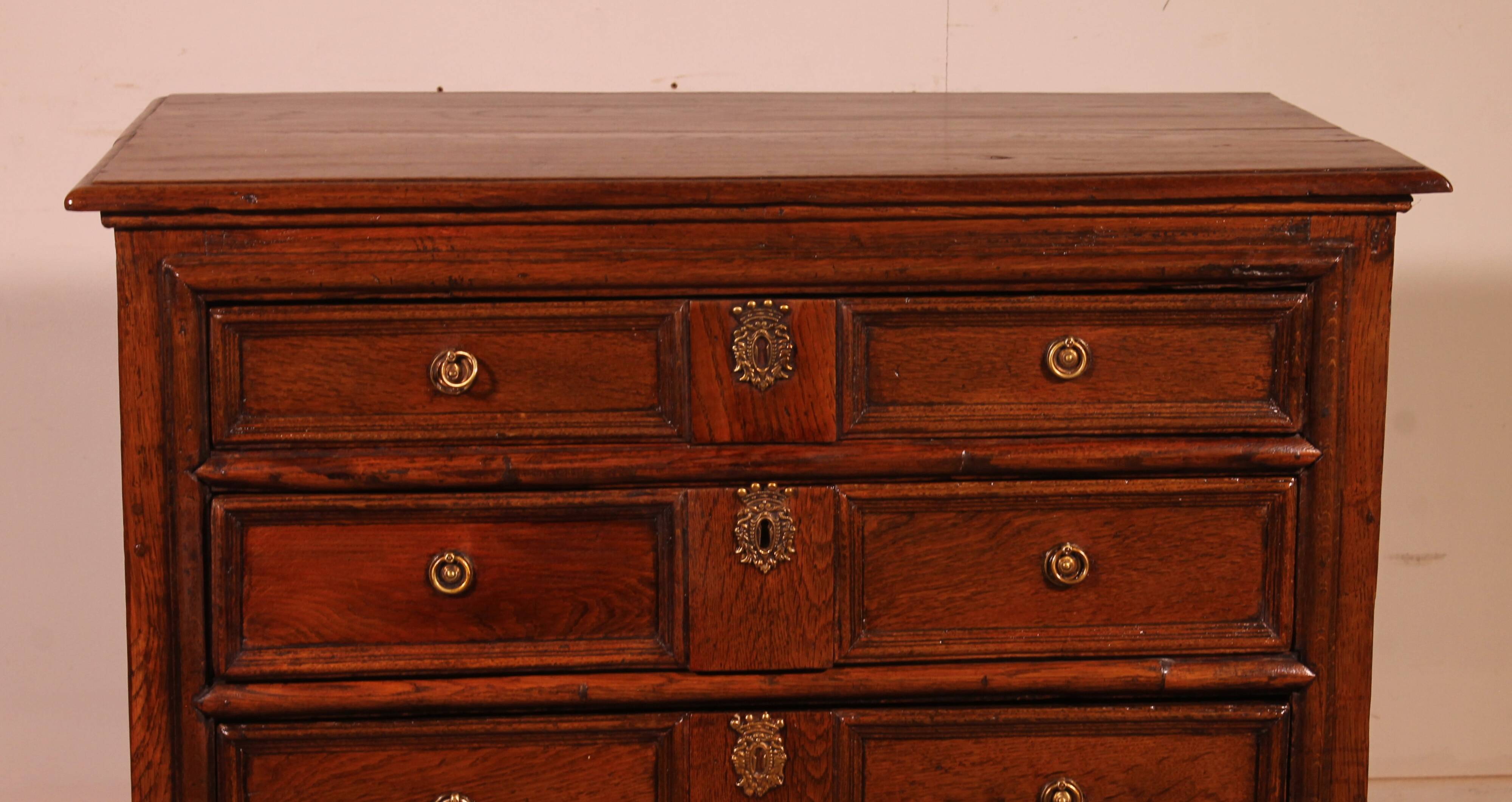 English oak chest of drawers, early 18th century