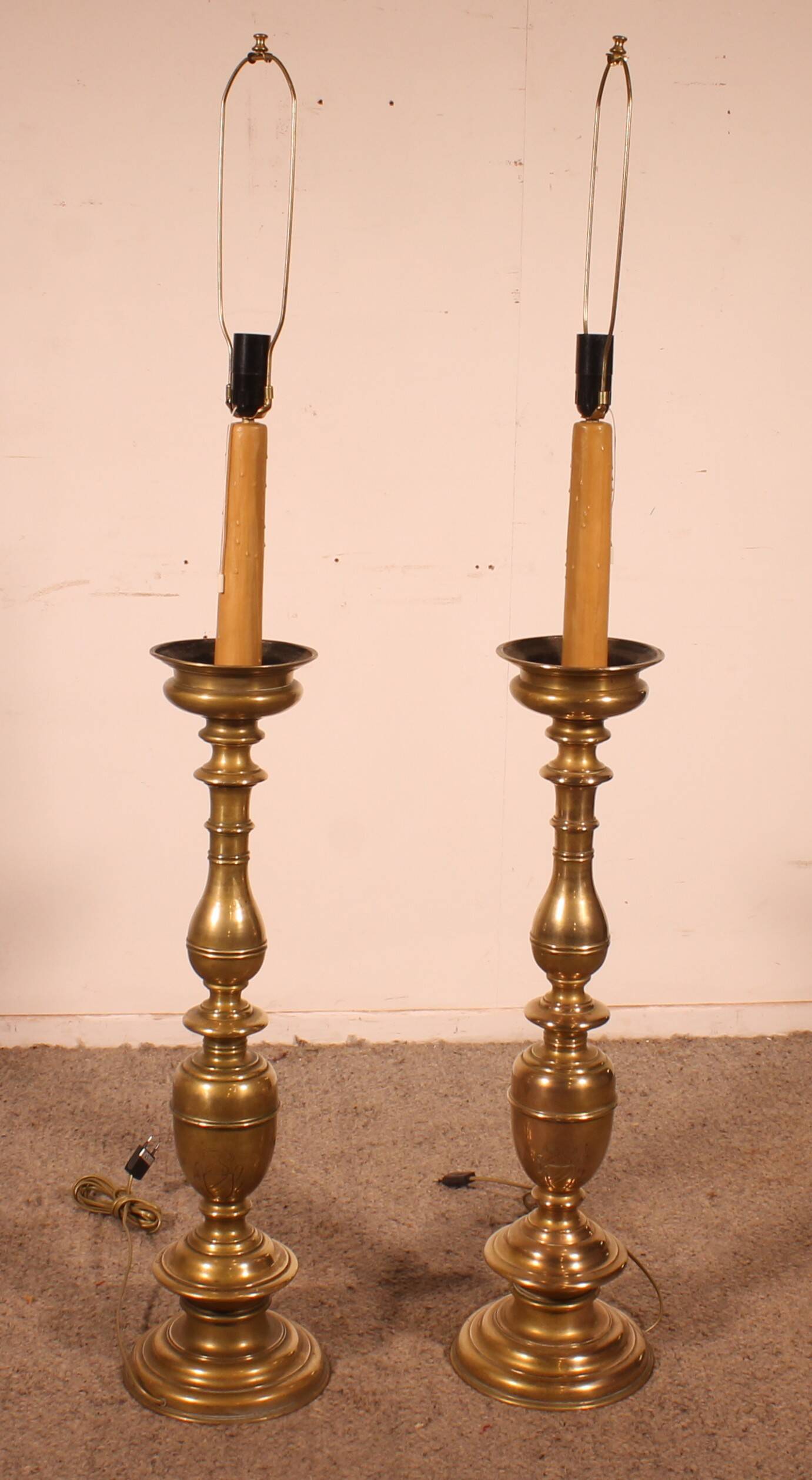 paire de Lampadaires italien Pique Cierge Style renaissance En Bronze