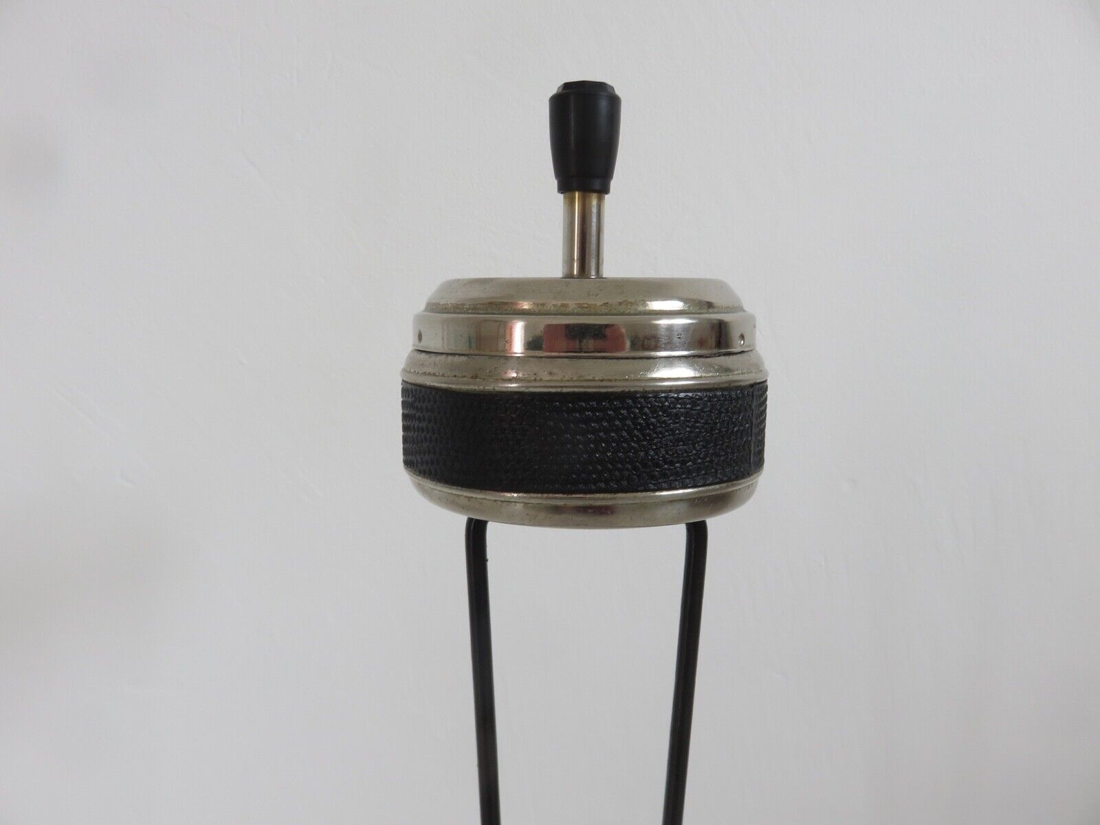Minimalist tripod ashtray in black lacquered metal 50s 60s