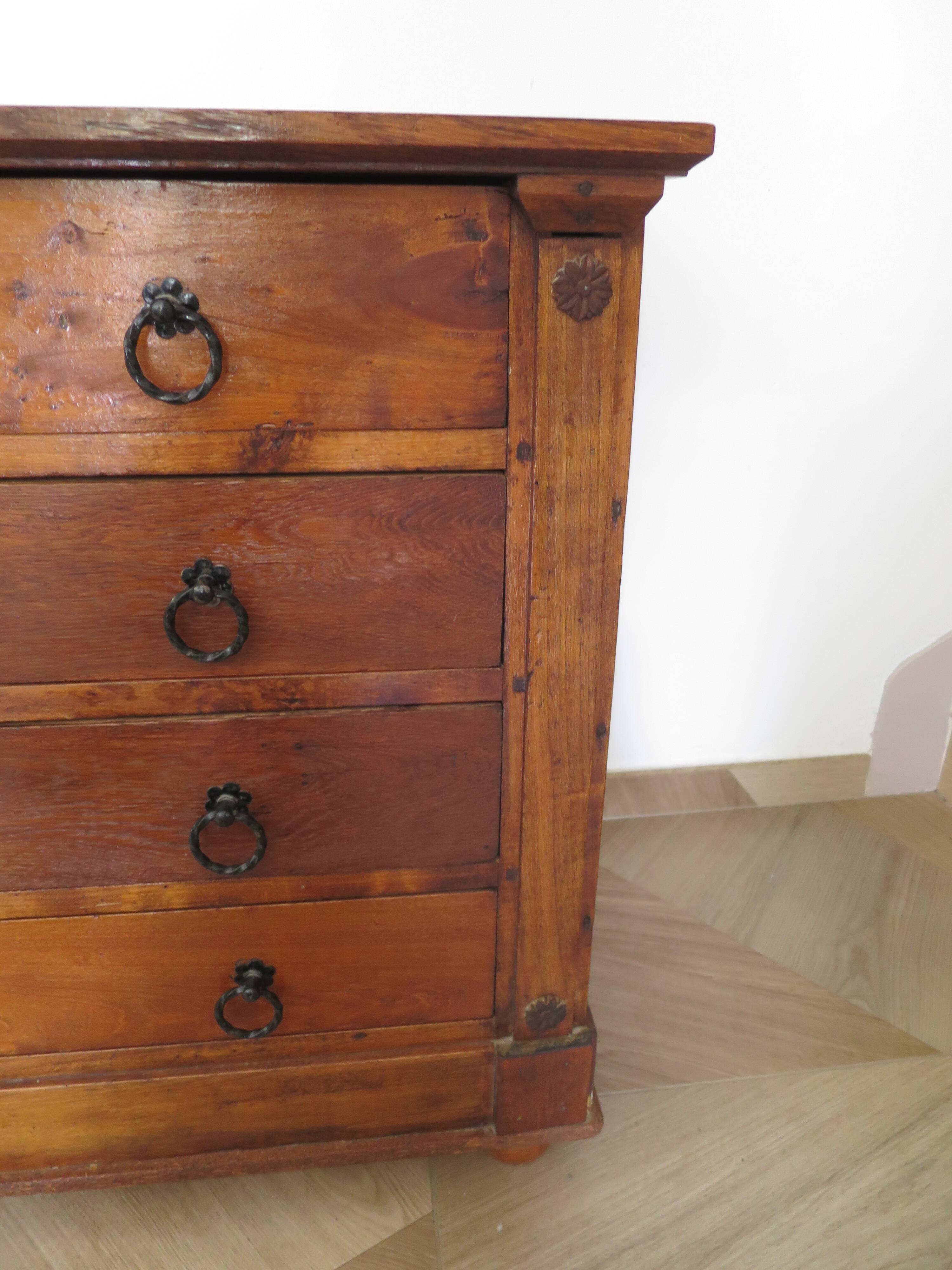 Commode 4 tiroirs en bois massif, début XXème s.