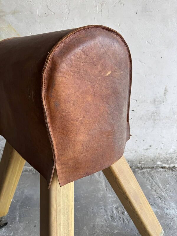 Cheval d'arçons belge vintage des années 1960 — coffre en cuir marron sur pieds en bois naturel