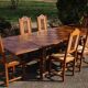 Table vintage en bois massif sculpté