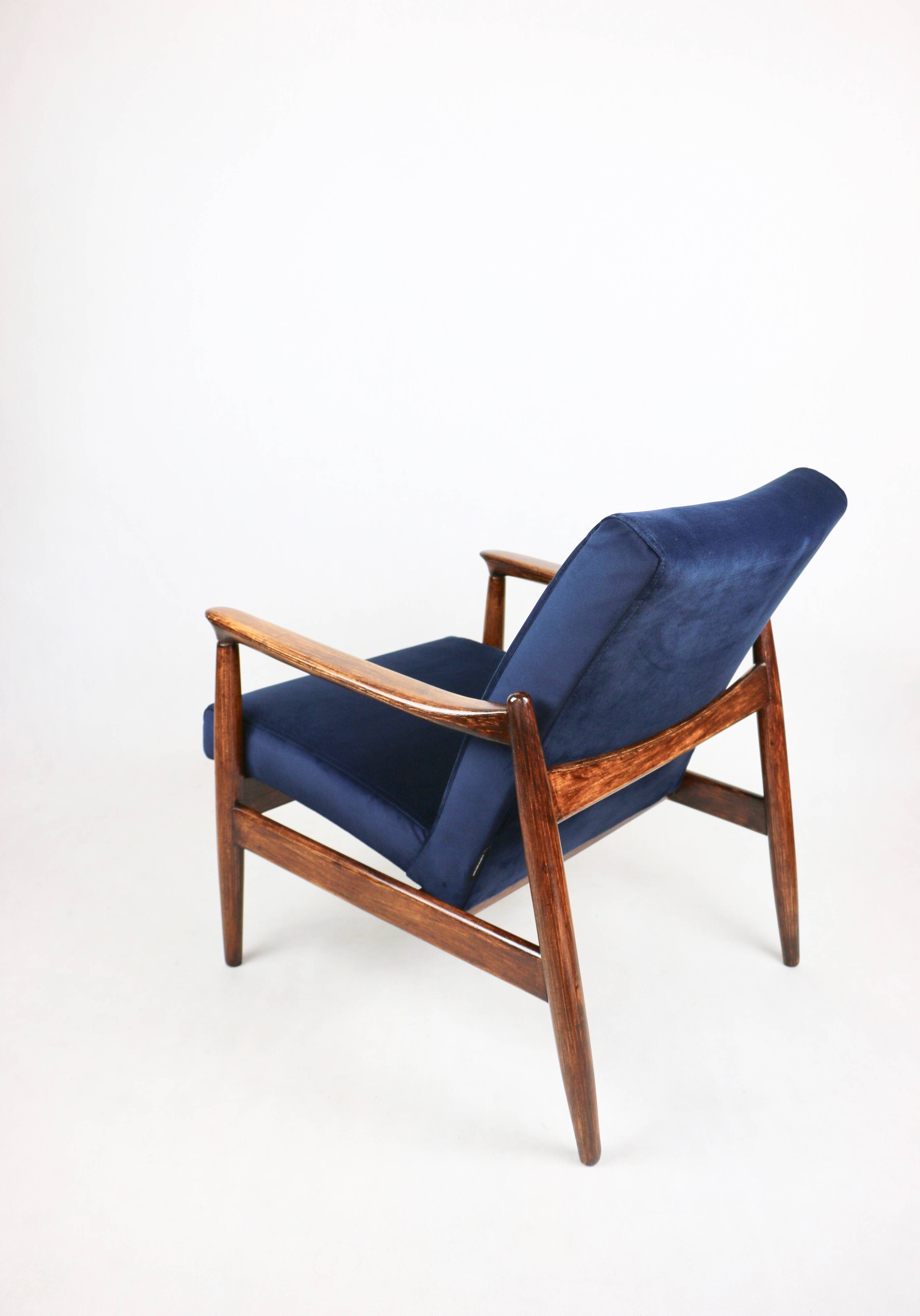 Fauteuil GFM-64, design Edmund Homa des années 60, bleu marine - bois foncé