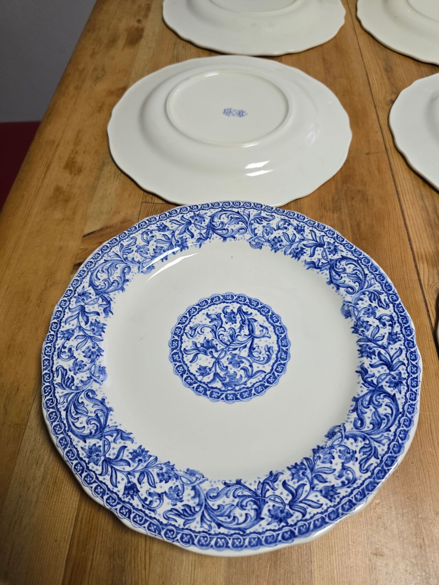 Flat plates Gien with blue patterns in perfect condition.