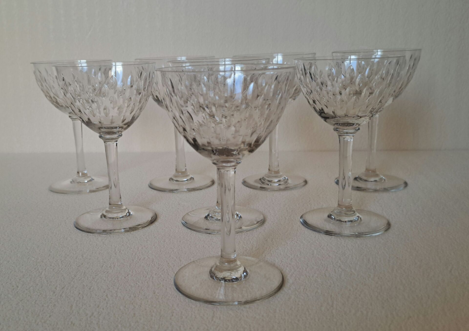 8 crystal white wine glasses from Baccarat, model Magenta Grain De Ri.