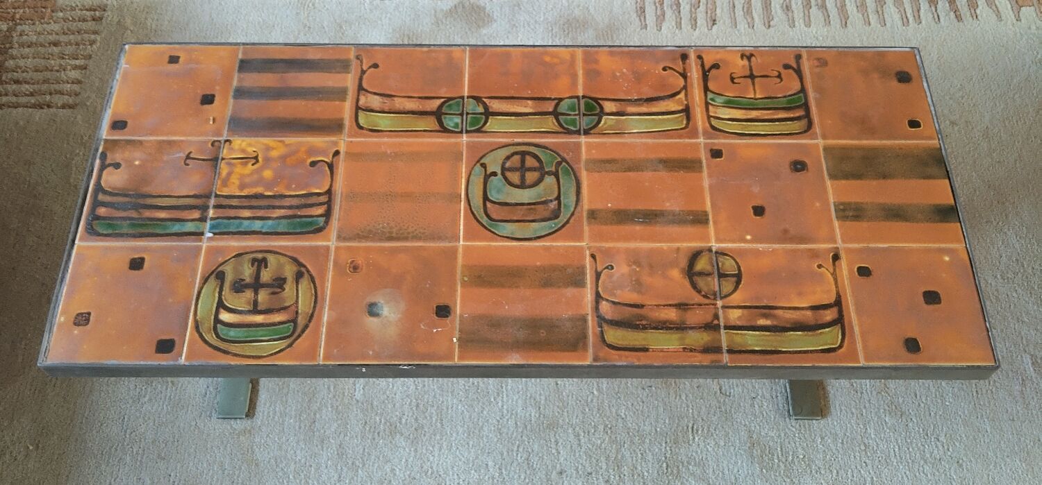 Table basse vintage en céramique – motif drakkar – design années 70