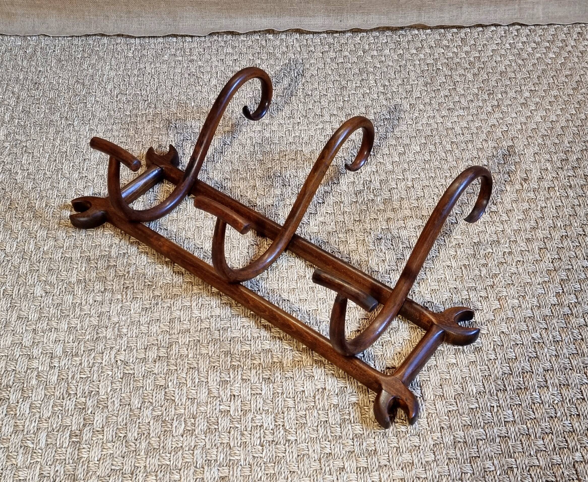 Porte-manteaux mural de bistrot à 3 patères sur cadre fin XIXe