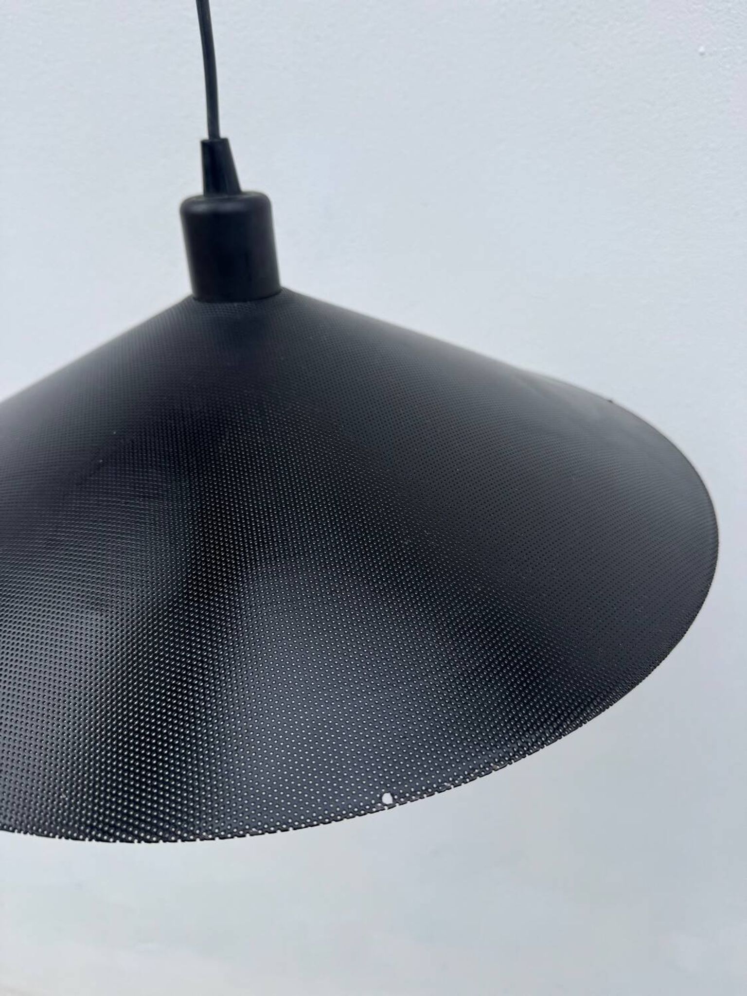 Suspension en métal micro-perforé, années 60