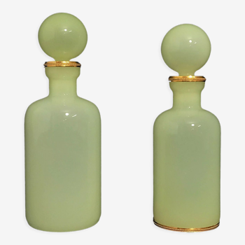 Paire de bouteilles en opaline vert pâle