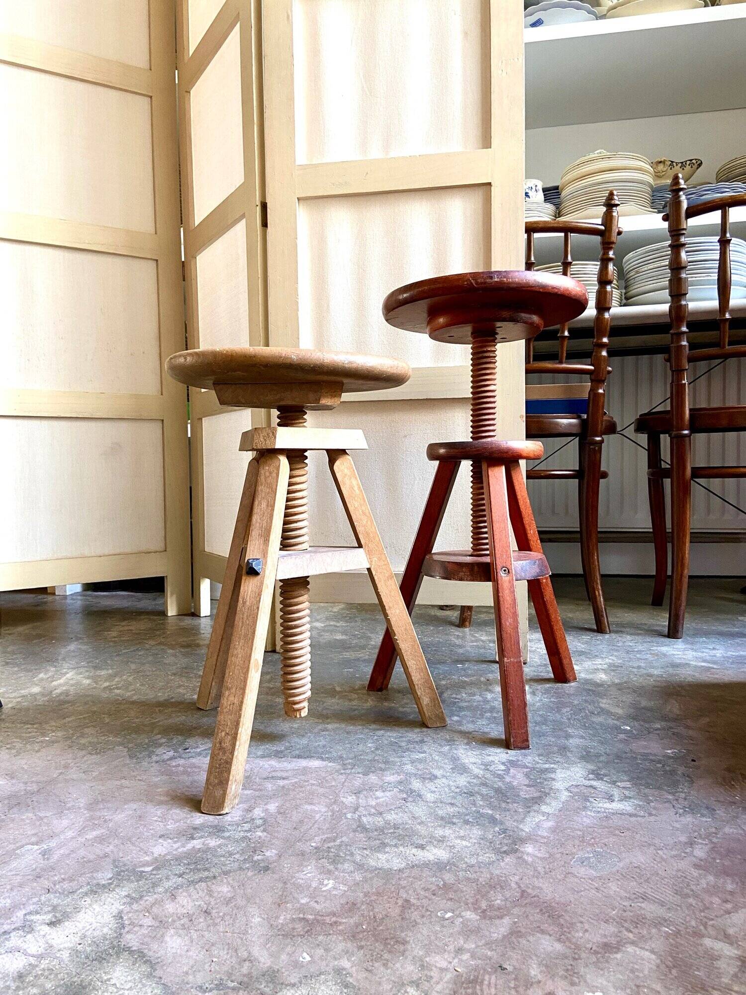 Tripod screw stool in light wood