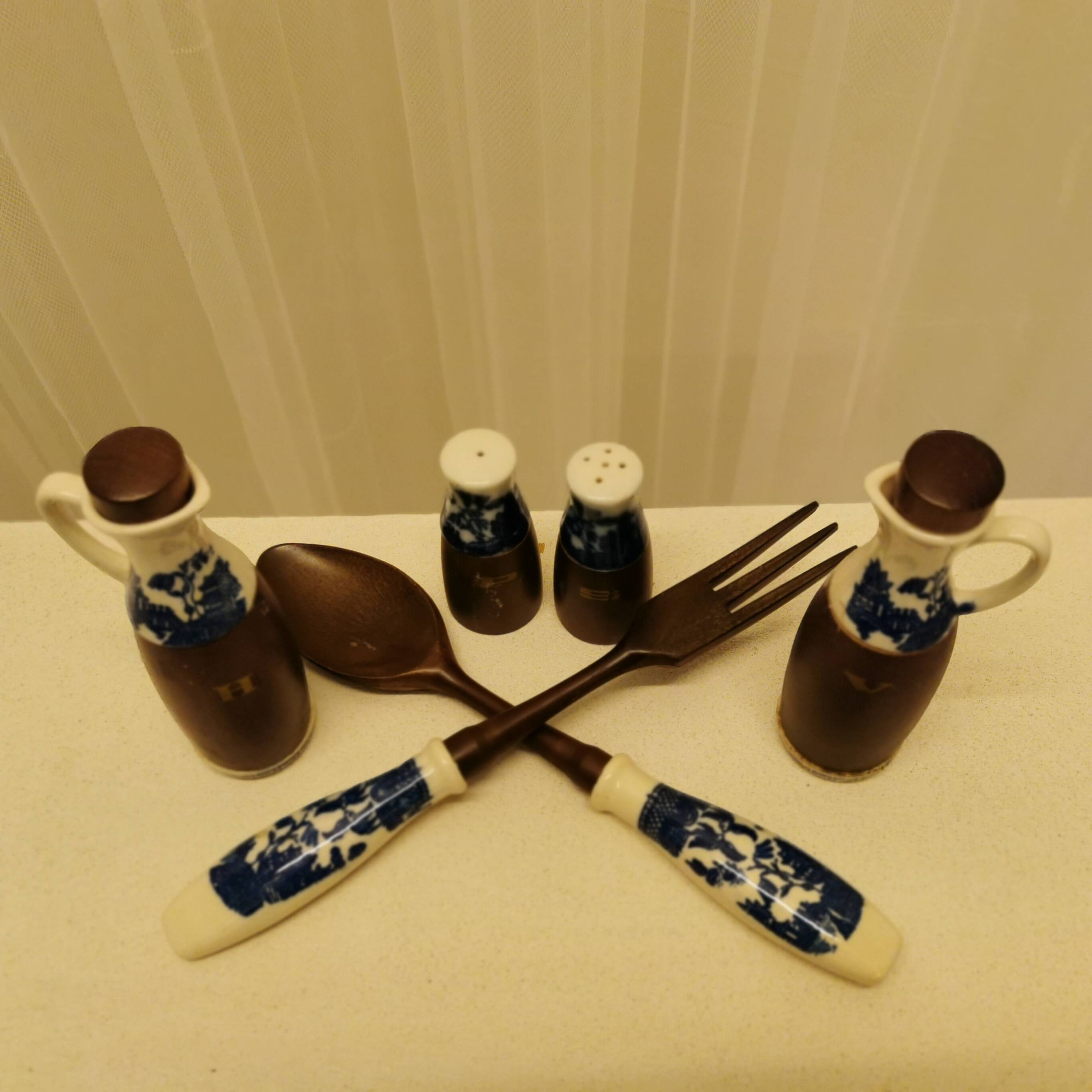 Porcelain and wood salad service