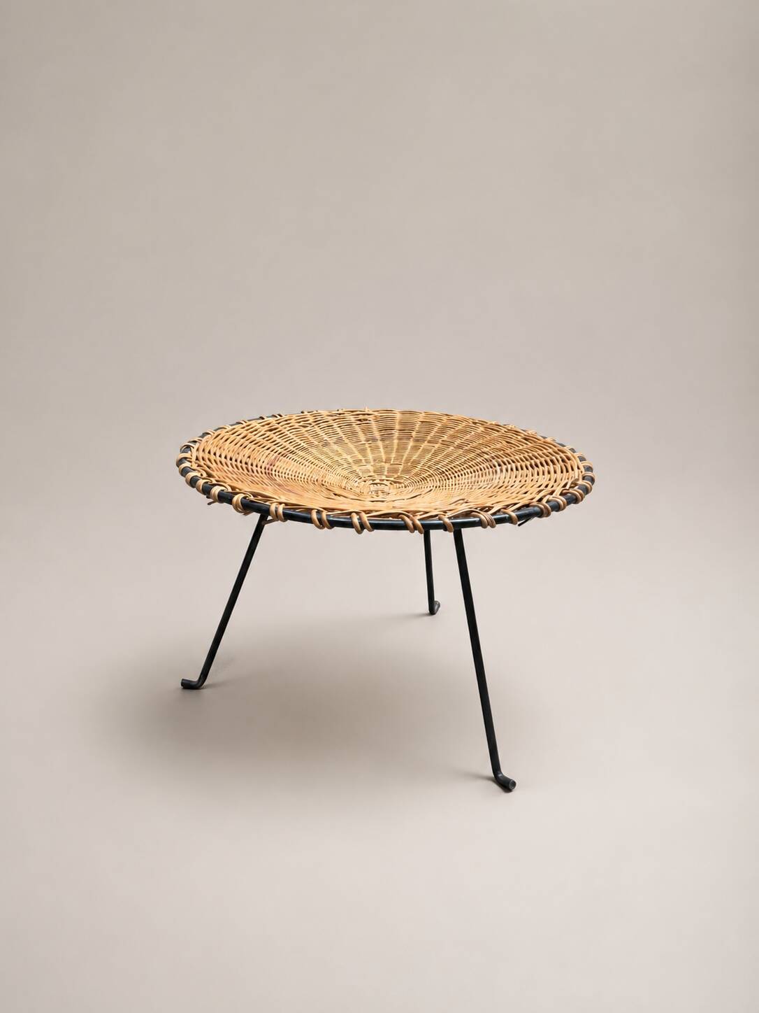 Small vintage tripod stool in woven rattan and black metal, dating from the 1970s.