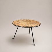 Small vintage tripod stool in woven rattan and black metal, dating from the 1970s.