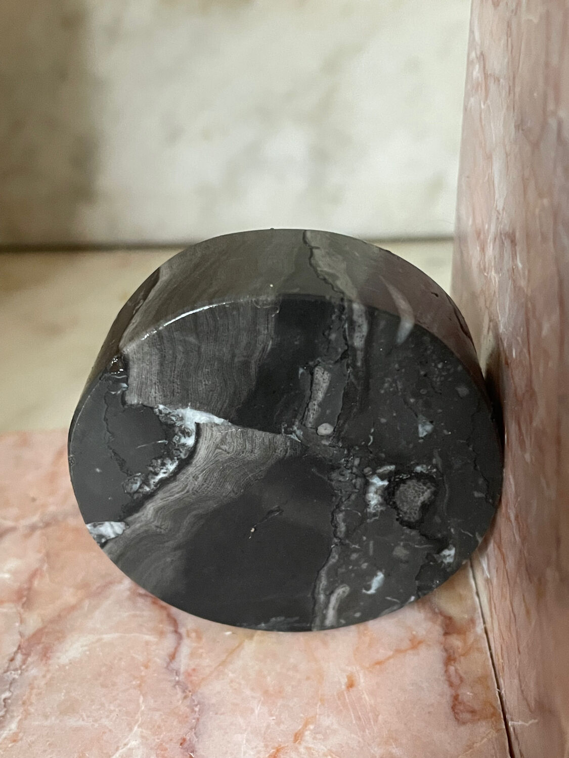 Paire de serre-livres livres en marbre rose et gris