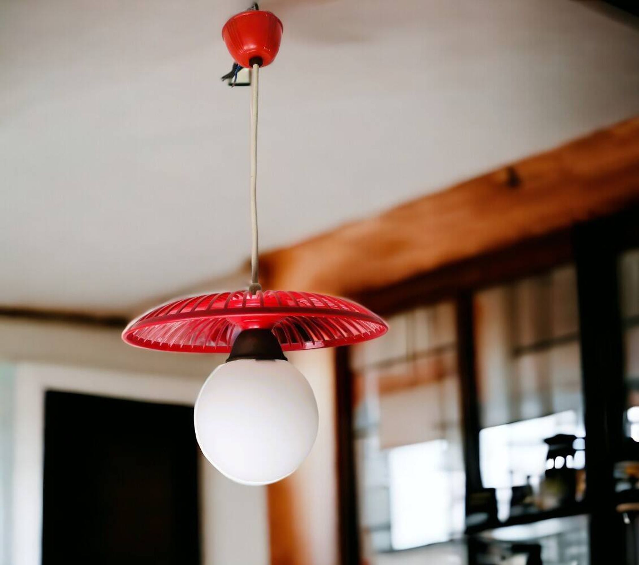 Lampe à Suspension de Table de Cuisine Mid-Century en Plastique Rouge, 1960s