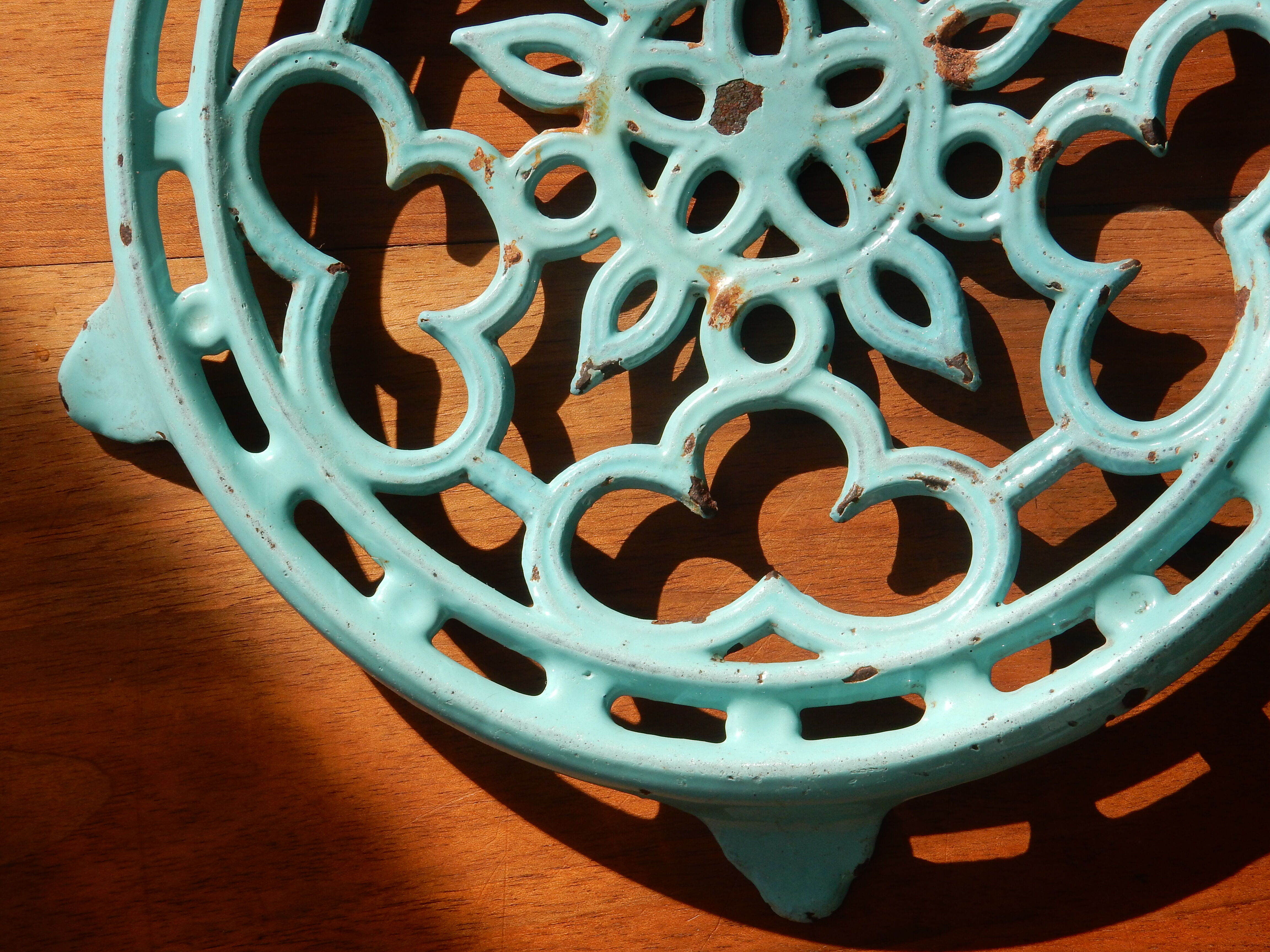 Blue enamelled cast iron flat