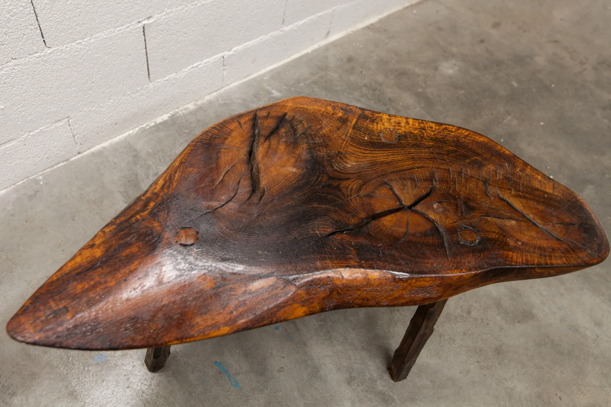 Table basse ou d'appoint brutaliste tripode asymétrique atypique 1960