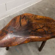 Table basse ou d'appoint brutaliste tripode asymétrique atypique 1960