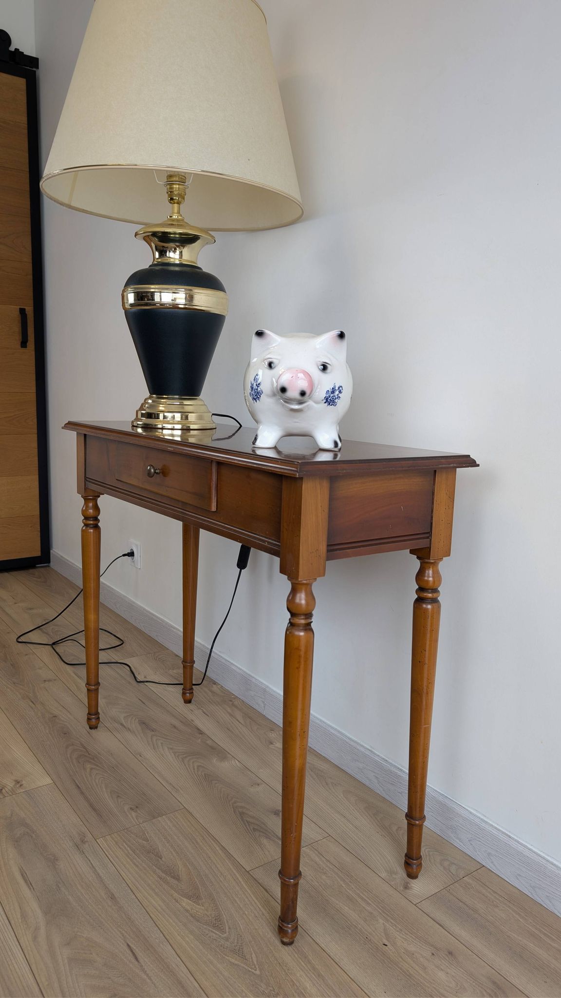Console en merisier aux pieds tournés et tiroir – charme classique
