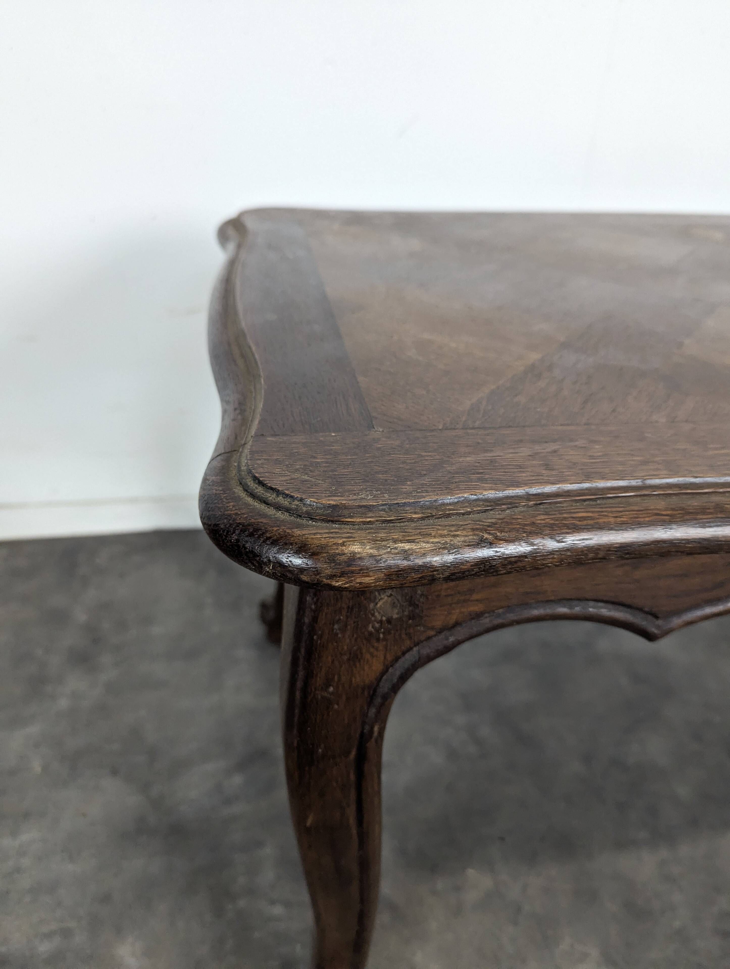 Table basse de style Louis XV en chêne à plateau parqueté
