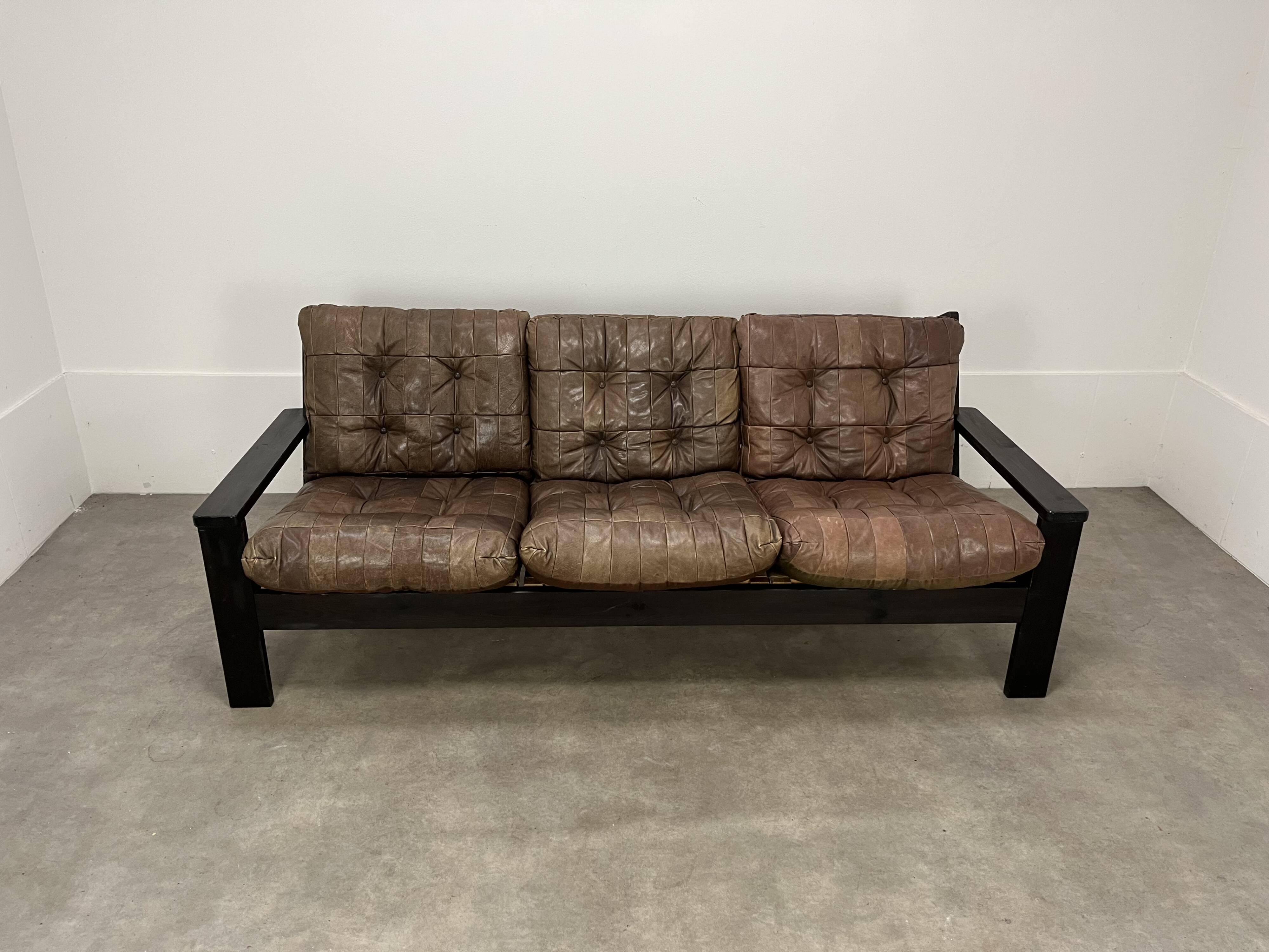 Living room sofa and brutalist armchairs in leather and wood, 70s, chalet style