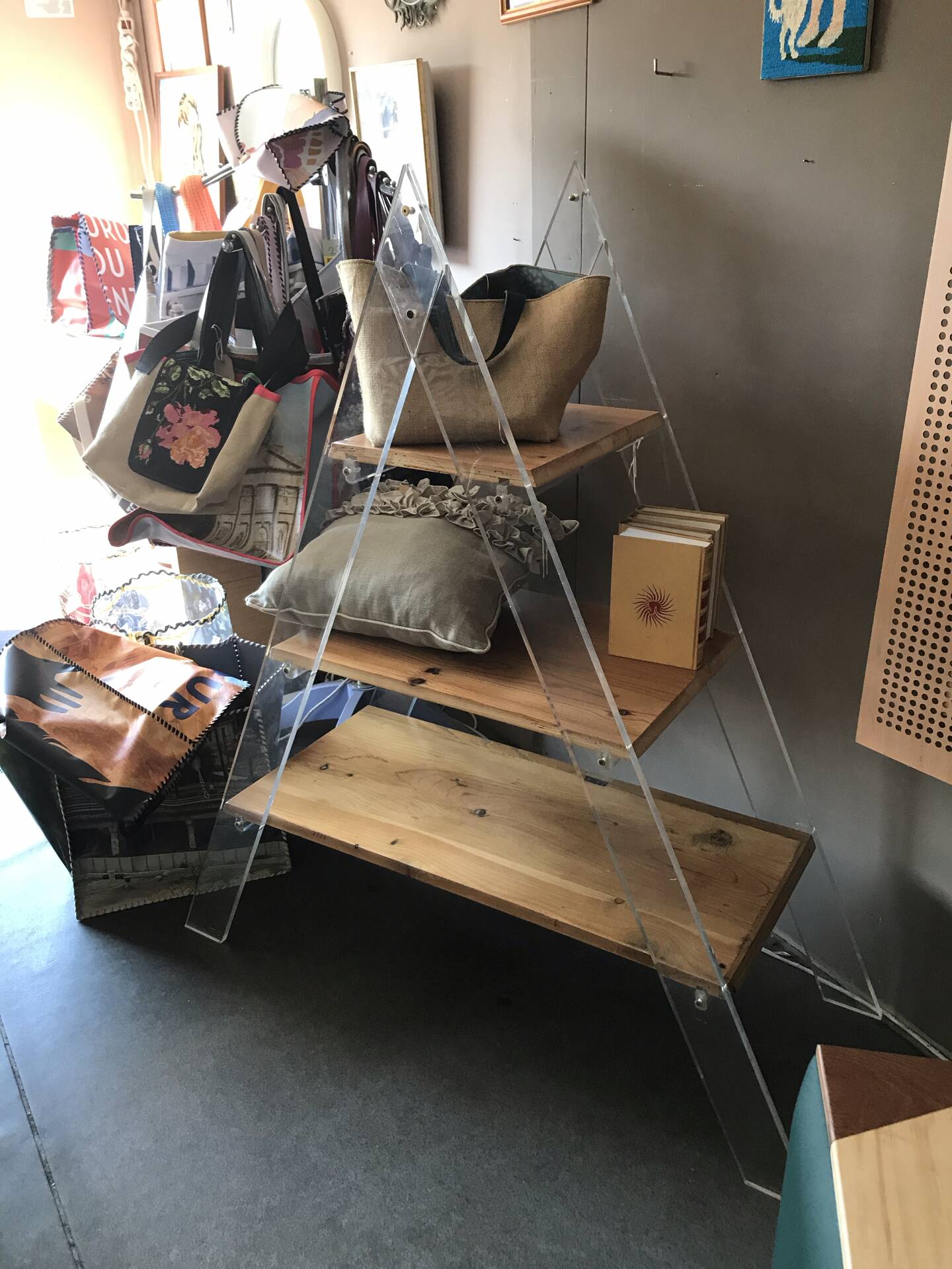 Étagère triangulaire plexiglass et bois