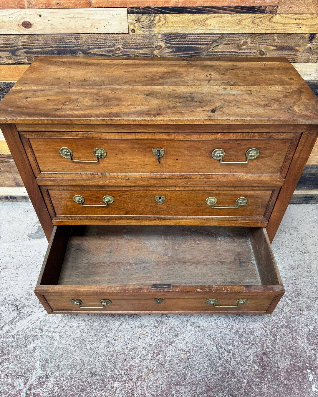 Petite commode en noyer - Époque Louis XVI