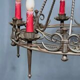 Lustre forgé de style gothique.