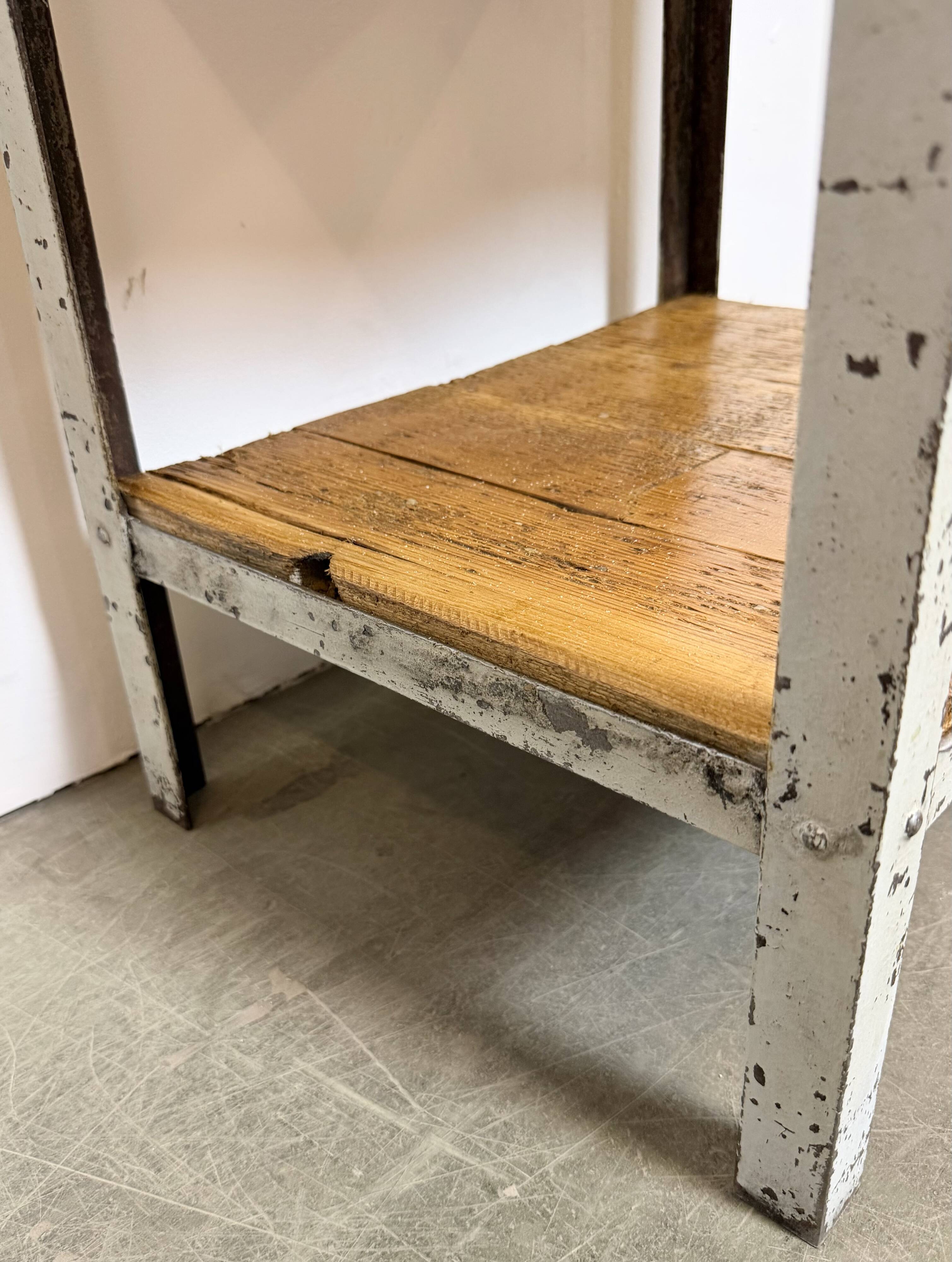 Commode en fer industriel gris, années 1950