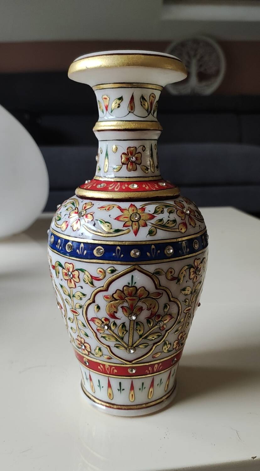 Hindu marble vase with floral decoration and gold leaf, in a box. Height 20 cm.