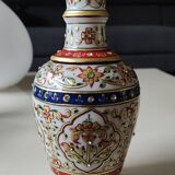 Hindu marble vase with floral decoration and gold leaf, in a box. Height 20 cm.