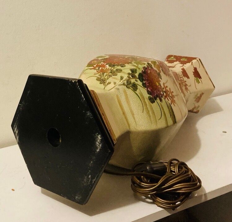 Vintage Asian lamp in ceramic with a wooden base, adjustable lampshade.