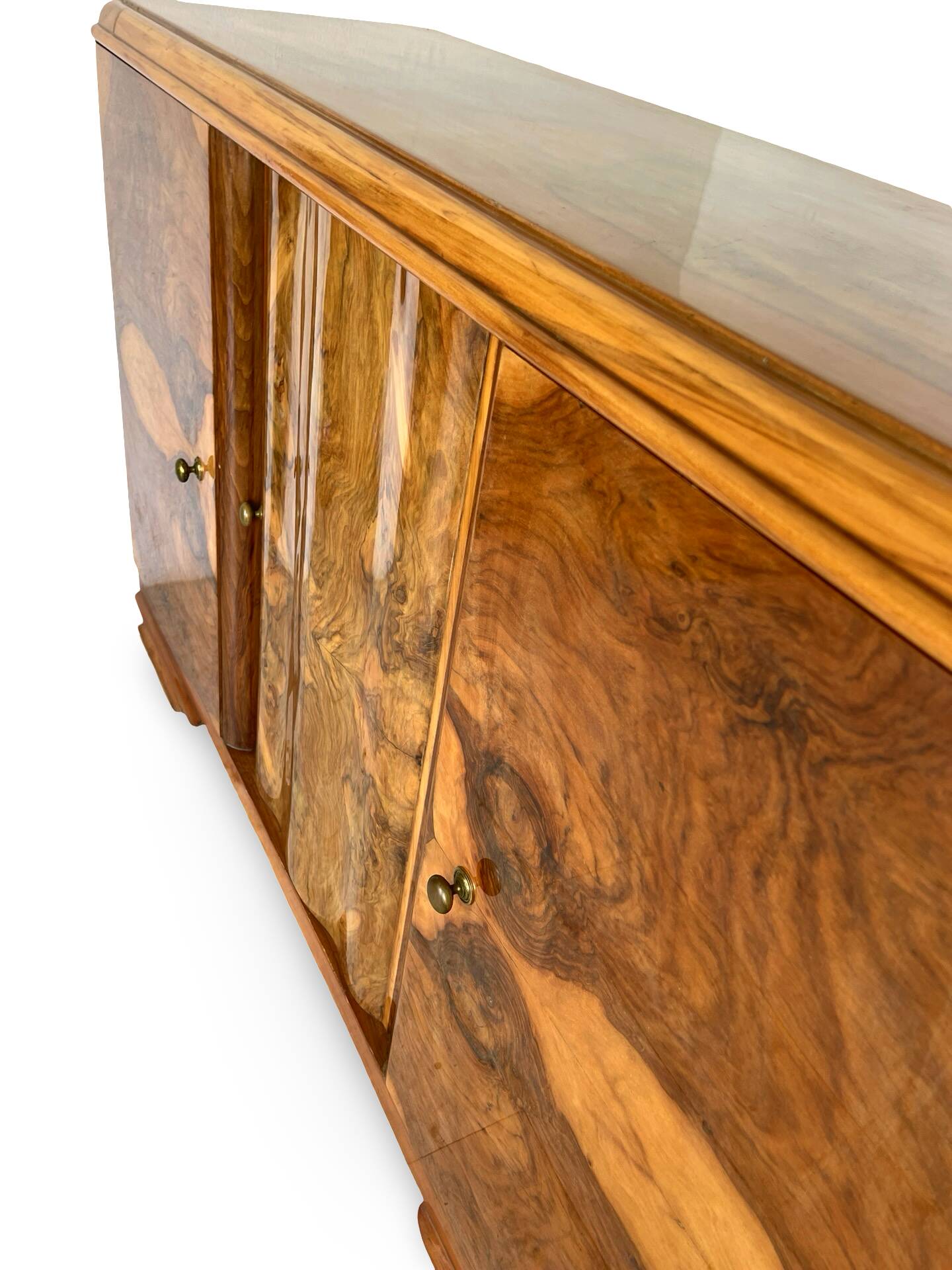 Italian Art deco burl walnut sideboard, of great quality.