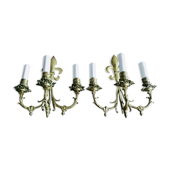 Paire d’appliques fleurs de lys bronze 3 lumières