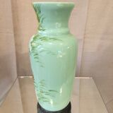 Vase en opaline verte à decor d'angelots motifs peints et emailles