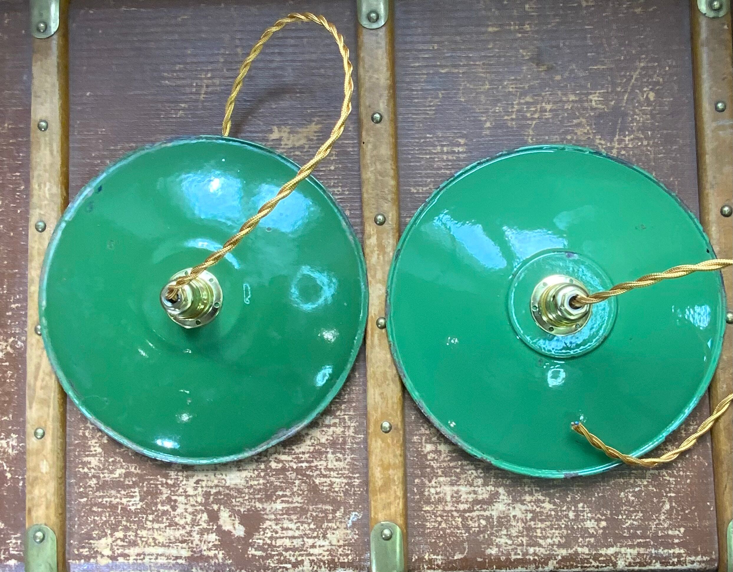 Pair of suspension in green and white enamelled sheet metal firm style indus braided golden threads