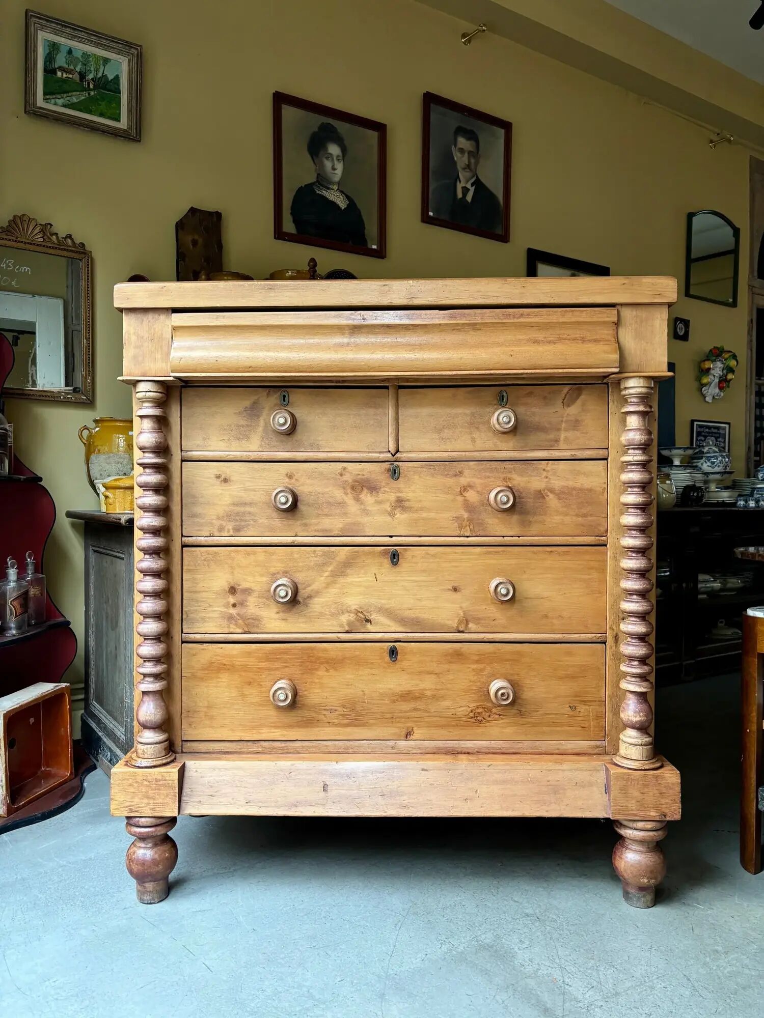 Support furniture, 6-drawer chest in turned pitch pine.
